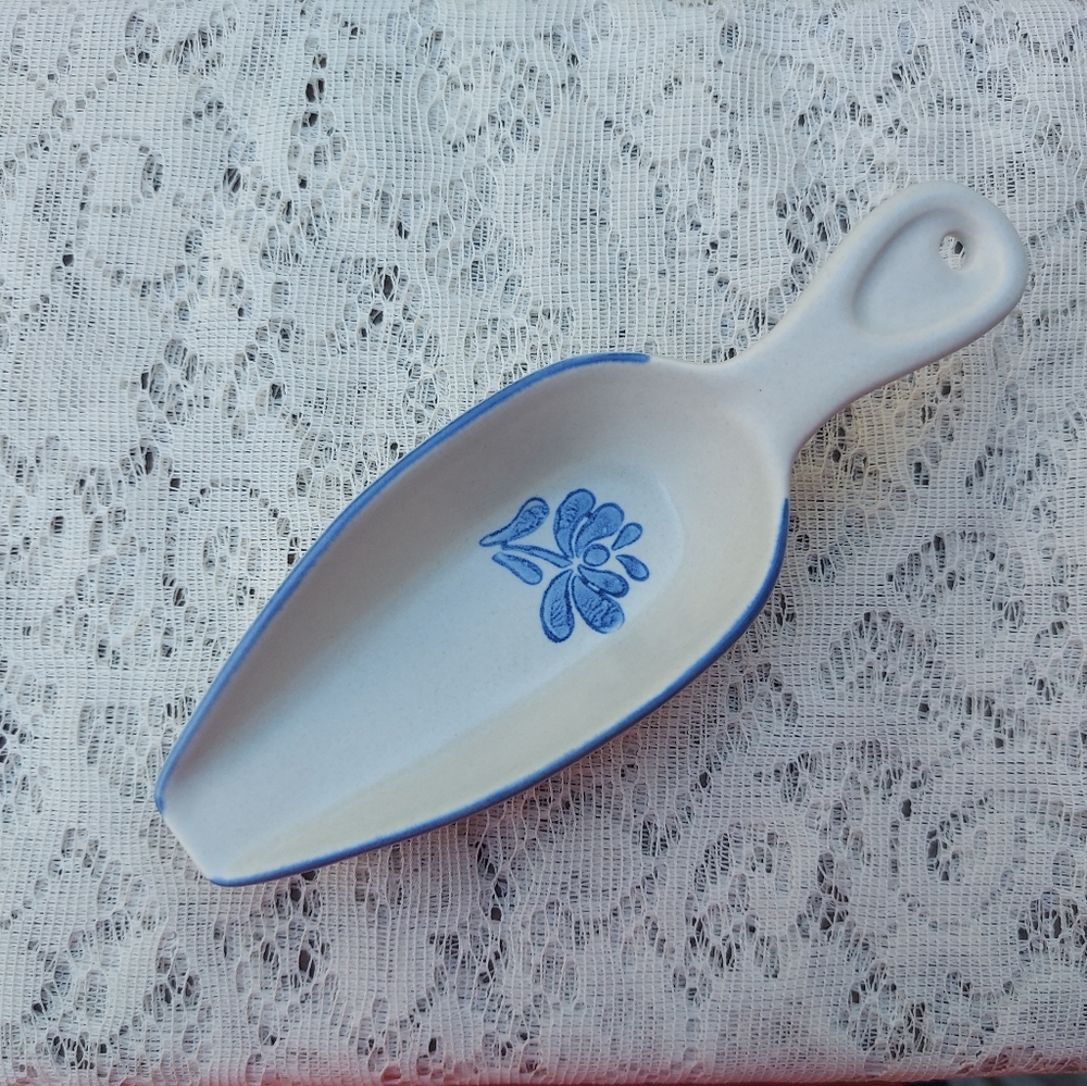 Pfaltzgraff Yorktowne Scoop Approximately 7 1/2 inches long